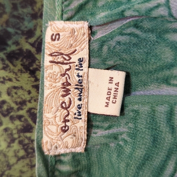 One World Women's Sheer Top w/Embroidery Details Size Small - Picture 4 of 6